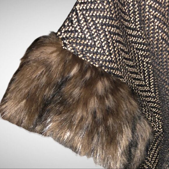 Tashon Nwot faux fur trim cute black top with cream chevron print - Picture 8 of 14